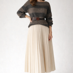 Sweter w pasy i ecru spódnica – duet, który robi całą stylizację