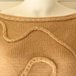 Beżowy pulower z aplikacją